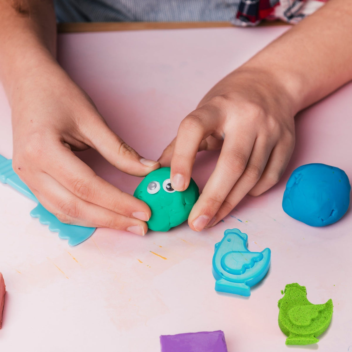 Kinetic Sand Kit – Mess-Free Creative Play